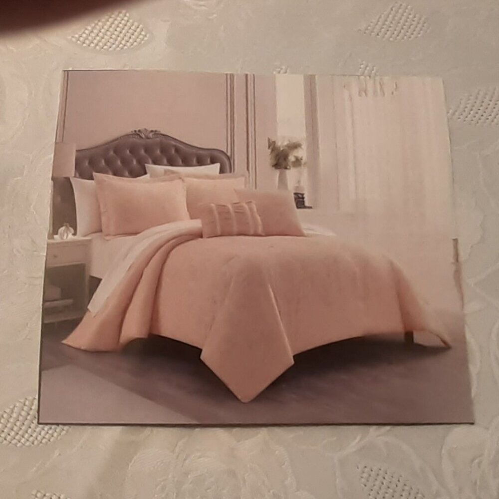 Chic Home Design King Size Embroidered Comforter